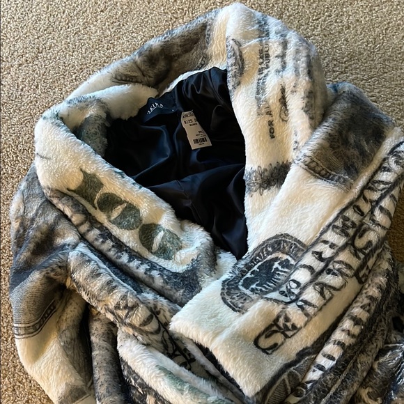 AKIRA Money Print Faux Fur Robe - Picture 4 of 4